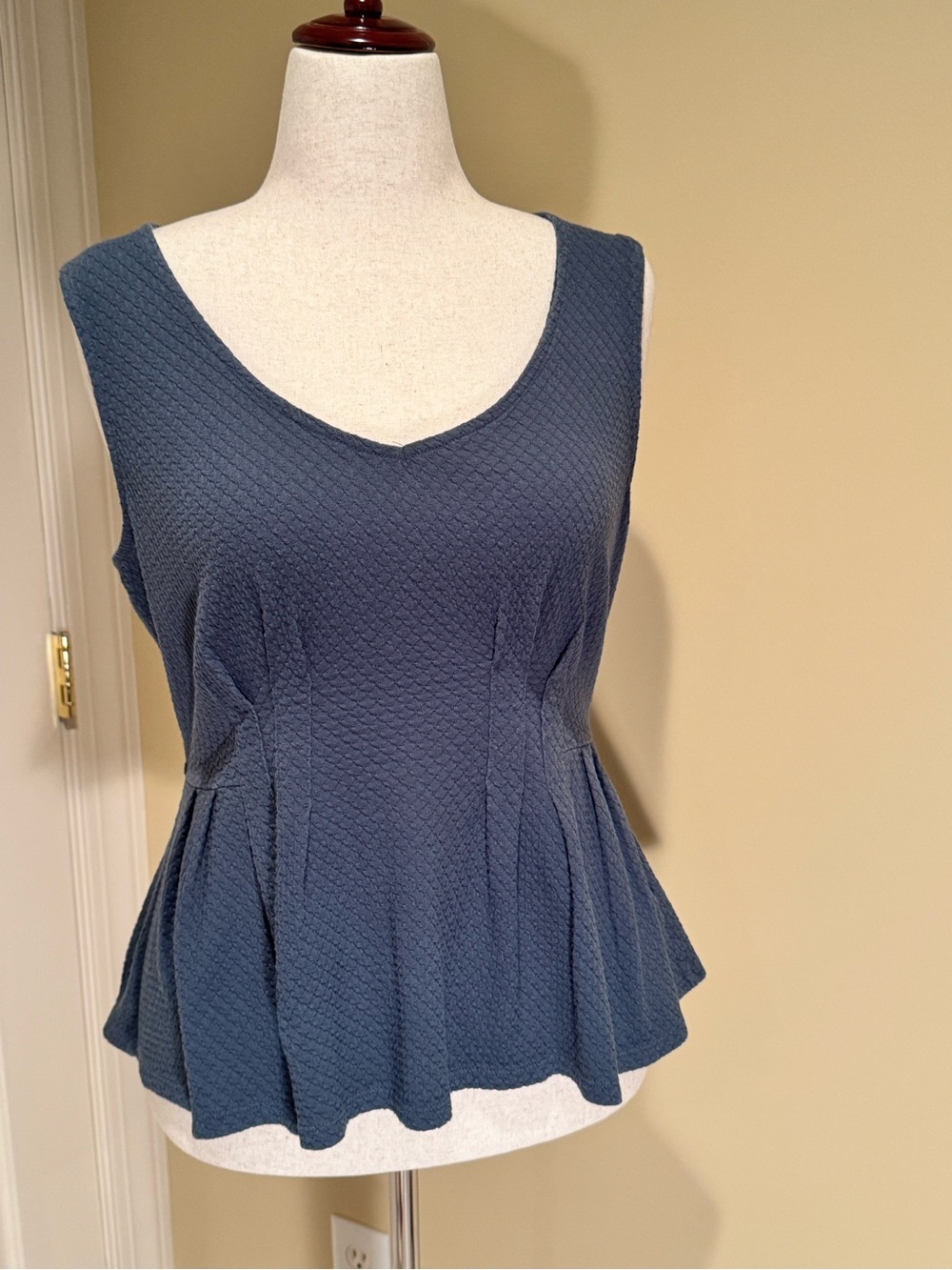 dELiA*s Textured Navy V-Neck Peplum Tank